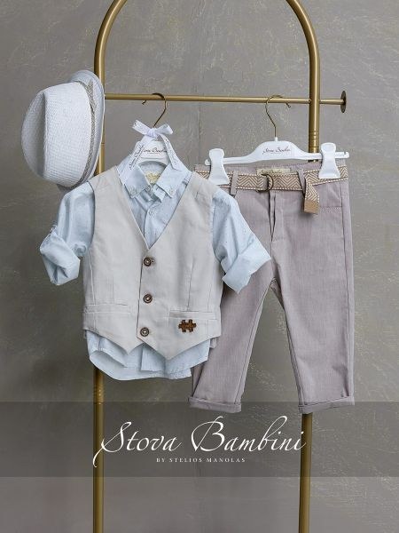 bbbbbbbbbbΒαπτιστικά ρούχα αγόρι Stova Bambini σετ B37 με ανοιχτό γκρι γιλέκο, λευκό πουκάμισο με γκρι πουά, taupe παντελόνι με γεωμετρική ζώνη και λευκό καπέλο.