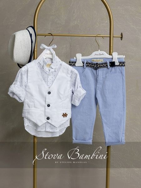 bbbbbbbbbbΒαπτιστικά ρούχα αγόρι Stova Bambini σετ B38 με λευκό γιλέκο, λευκό πουκάμισο με γαλάζιο μικροσχέδιο, σιέλ παντελόνι με γεωμετρική ζώνη και λευκό καπέλο.