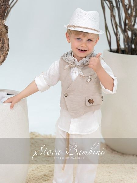 bbbbbbbbbbΒαπτιστικά ρούχα αγόρι Stova Bambini σετ B5 με μπεζ ανάγλυφο γιλέκο, λευκό πουκάμισο, παντελόνι στην απόχρωση της άμμου, λευκό καπέλο και φουλάρι.