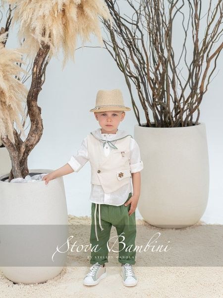 bbbbbbbbbbΒαπτιστικά ρούχα αγόρι Stova Bambini σετ B6 με κρεμ ανάγλυφο γιλέκο, λευκό πουκάμισο, πράσινο παντελόνι και ψάθινο καπέλο.