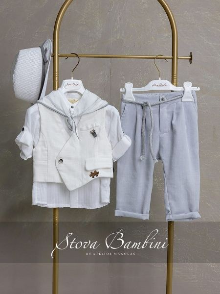 bbbbbbbbbbΒαπτιστικά ρούχα αγόρι Stova Bambini σετ B7 με ιβουάρ ασύμμετρο γιλέκο, λευκό πουκάμισο, γαλάζιο ανάγλυφο παντελόνι και λευκό καπέλο.