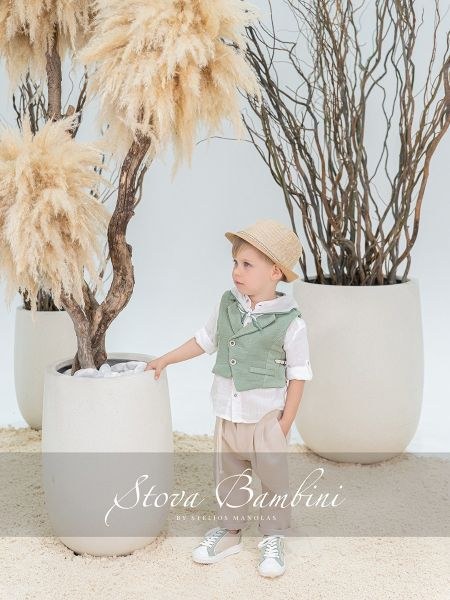 bbbbbbbbbbΒαπτιστικά ρούχα αγόρι Stova Bambini σετ B8 με λαδί γιλέκο με πέτο, λευκό πουκάμισο, μπεζ παντελόνι και ψάθινο καπέλο σε φυσικό περιβάλλον.