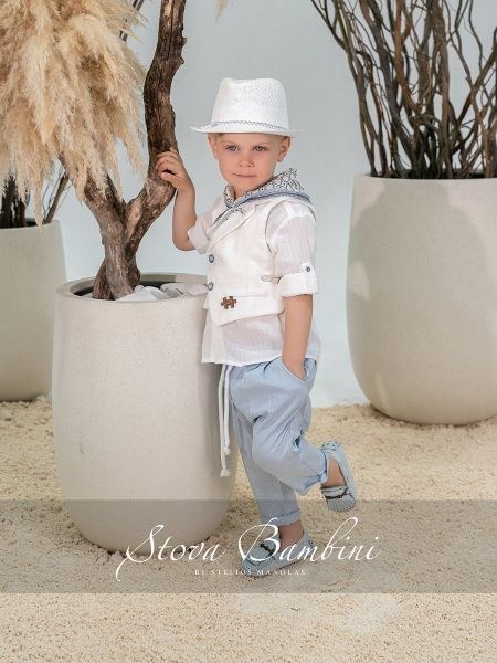 bbbbbbbbbbΒαπτιστικά ρούχα αγόρι Stova Bambini σετ B9 με λευκό ασύμμετρο γιλέκο με πέτο, λευκό πουκάμισο, σιέλ παντελόνι, σιέλ loafers και λευκό καπέλο.