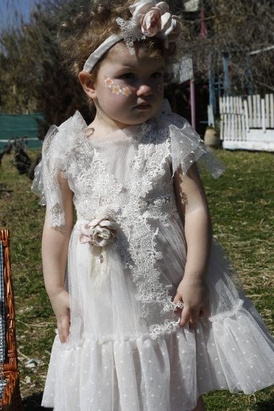 bbbbbbbbbbNude τούλινο βαπτιστικό φόρεμα σε boho στυλ με βαμβακερή δαντέλα να στολίζει το μπούστο και μέρος της φούστας