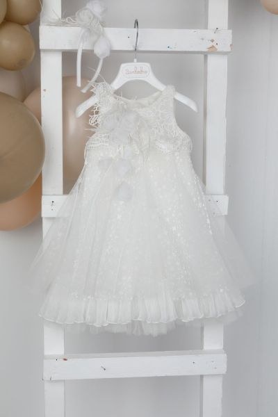 bbbbbbbbbbΛευκό τούλινο βαπτιστικό φόρεμα με δαντέλα, το οποίο αποτελεί την επιτομή του ρομαντισμού. 
