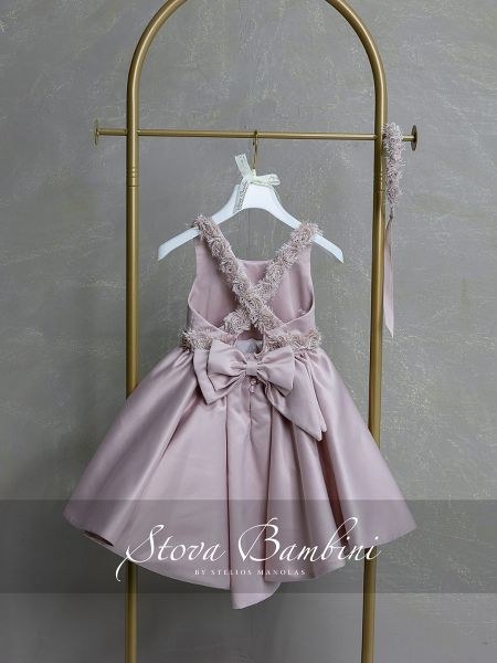 bbbbbbbbbbΒαπτιστικό φόρεμα κορίτσι Stova Bambini SS26 σε dusty pink χρώμα με χιαστί πλάτη, feathery λεπτομέρειες, μεγάλο φιόγκο και ασορτί κορδέλα.