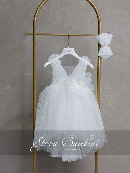 bbbbbbbbbbΒαπτιστικό φόρεμα κορίτσι Stova Bambini SS26 σε ιβουάρ απόχρωση με πλισέ τούλι, μεγάλο 3D λουλούδι στη μέση, ασύμμετρο τελείωμα και ασορτί φιόγκο.