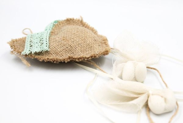 bbbbbbbbbbΜπομπονιέρα βάπτισης κρεμαστή με καρδιά λινάτσα