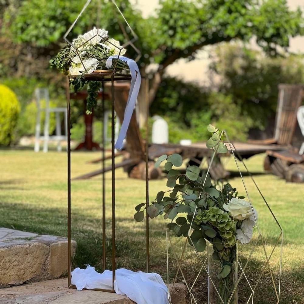 Διακόσμηση γάμου και βάπτισης - Θέμα χρυσά γεωμετρικά σχήματα με λευκά άνθη