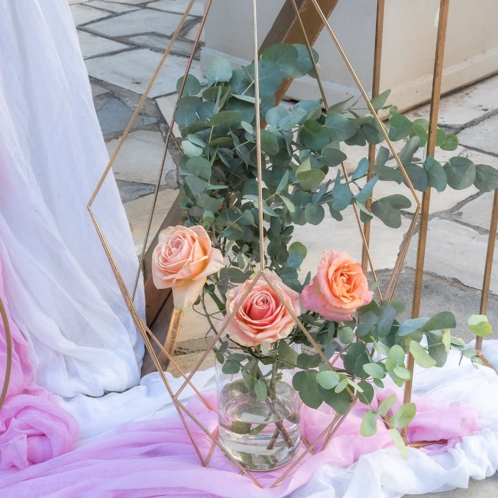 Ρομαντικός στολισμός βάπτισης για κορίτσι με λουλούδια