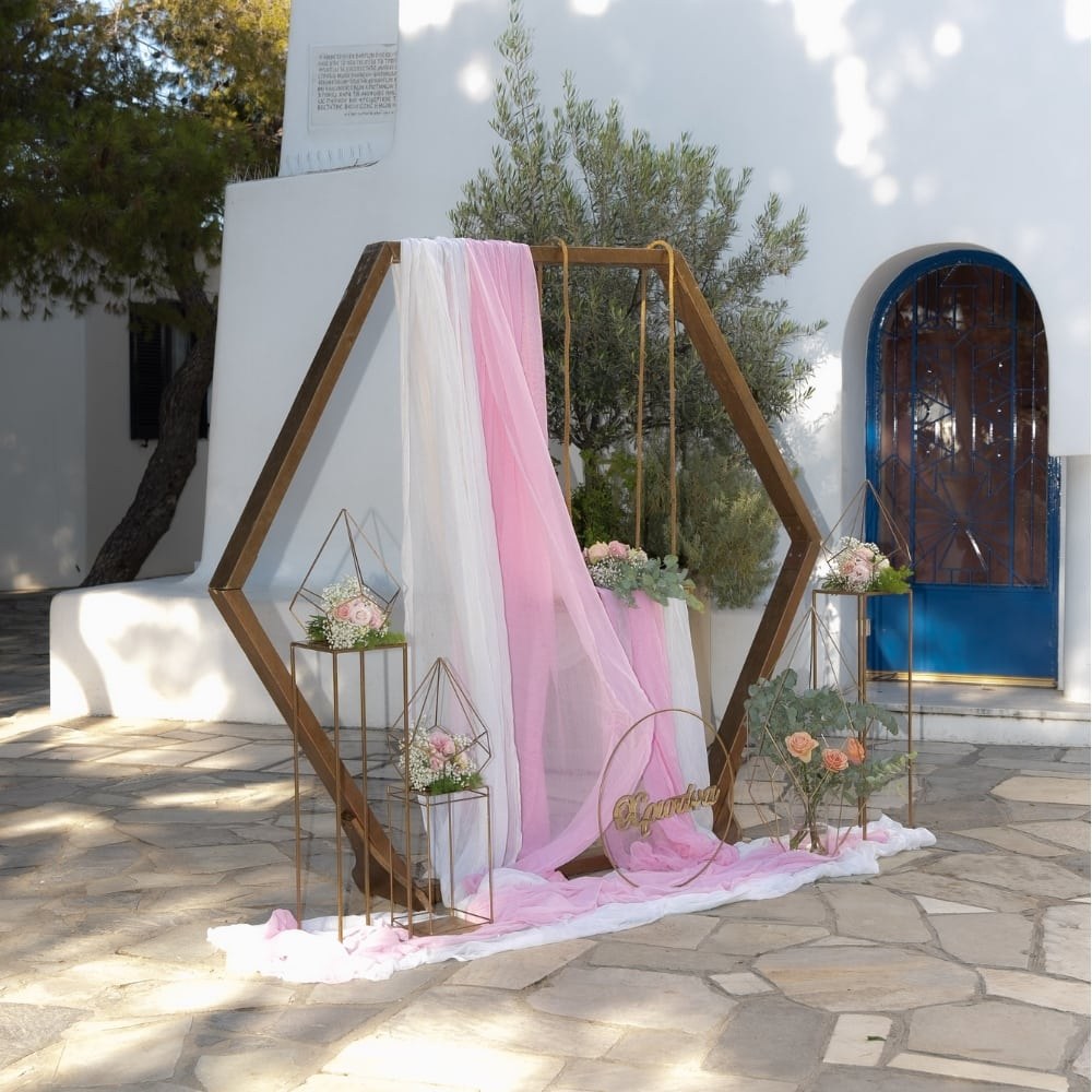 Ρομαντικός στολισμός βάπτισης για κορίτσι με λουλούδια