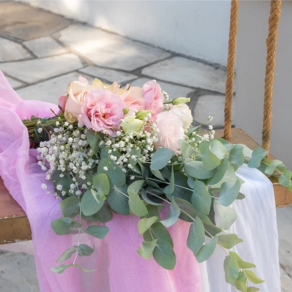 Ρομαντικός στολισμός βάπτισης για κορίτσι με λουλούδια