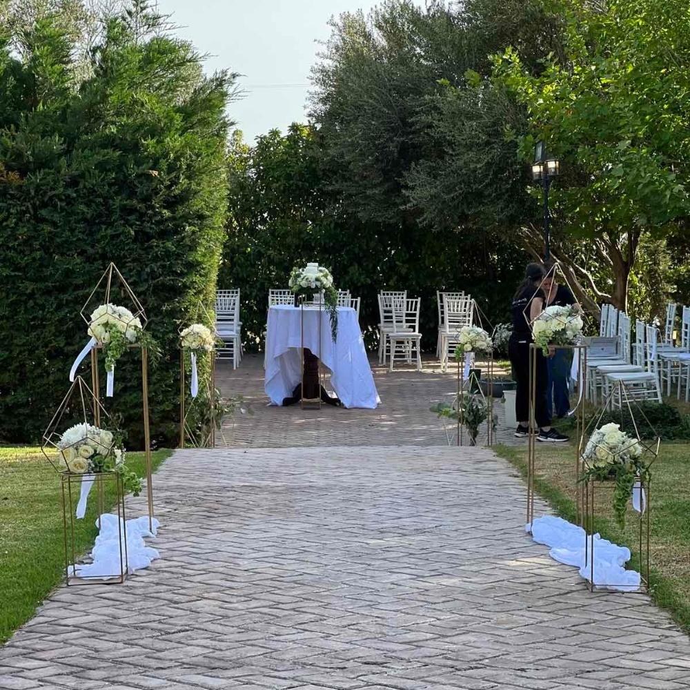 Διακόσμηση γάμου και βάπτισης - Θέμα χρυσά γεωμετρικά σχήματα με λευκά άνθη