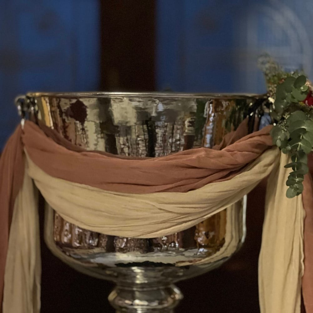 Στολισμός κολυμπήθρας για κορίτσι με υφάσματα και μπουκέτα λουλουδιών