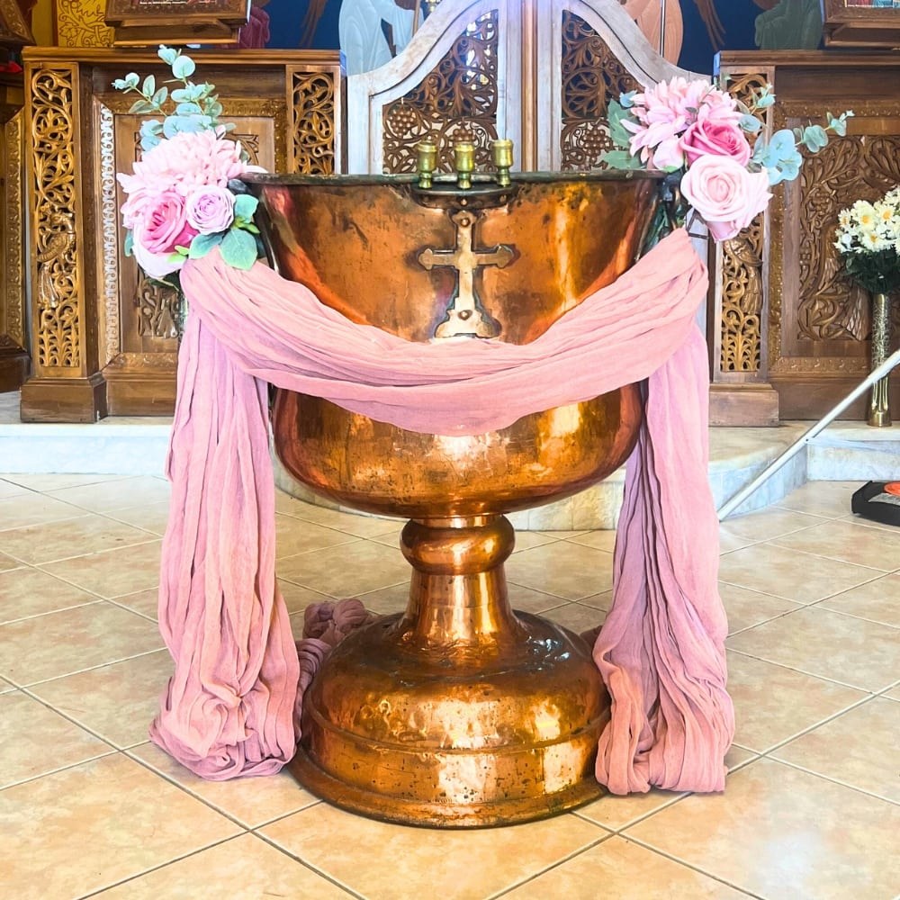 Ρομαντικός στολισμός κολυμπήθρας για κορίτσι με λουλούδια και υφάσματα