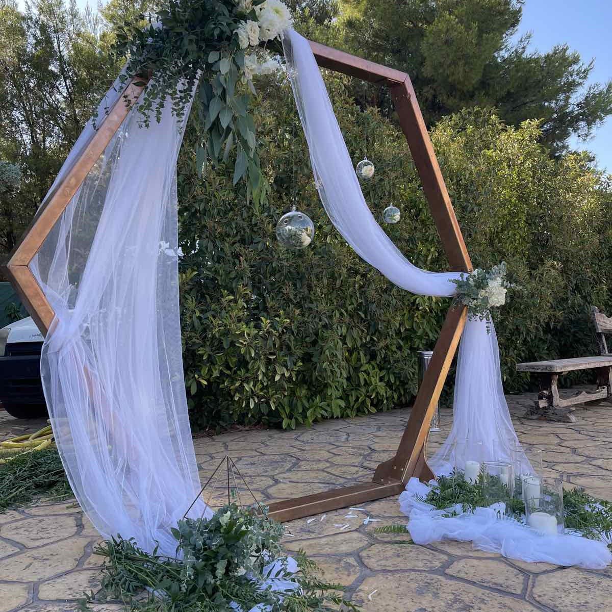 Ο στολισμός γάμου του Νίκου και της Βούλας