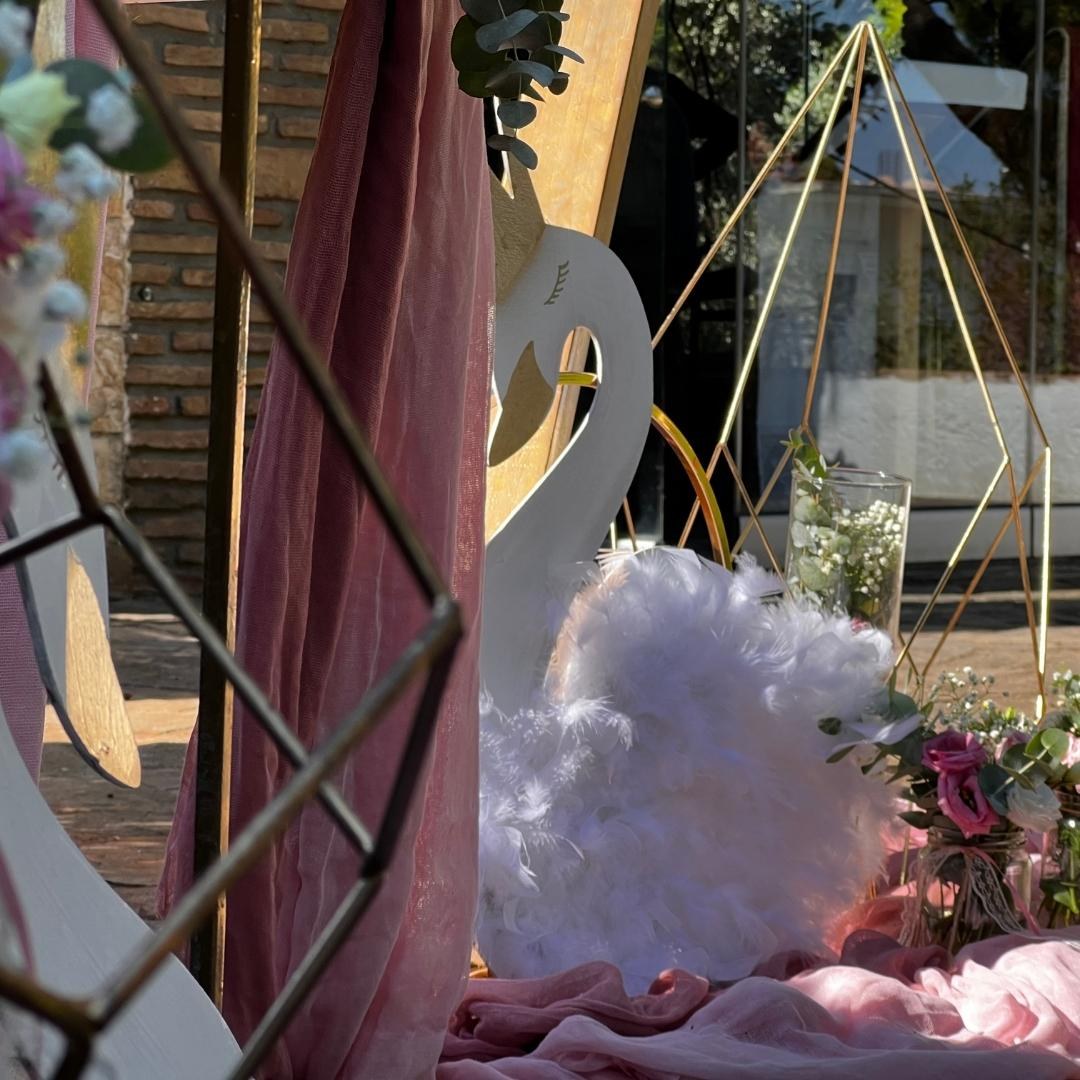 Στολισμός βάπτισης για κορίτσι με θέμα τον κύκνο