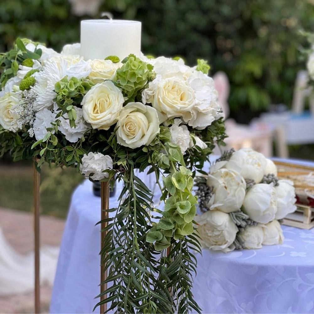 Διακόσμηση γάμου και βάπτισης - Θέμα χρυσά γεωμετρικά σχήματα με λευκά άνθη