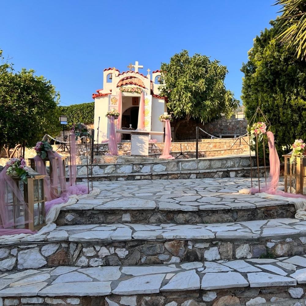 Διακόσμηση γάμου με χρυσά στοχεία