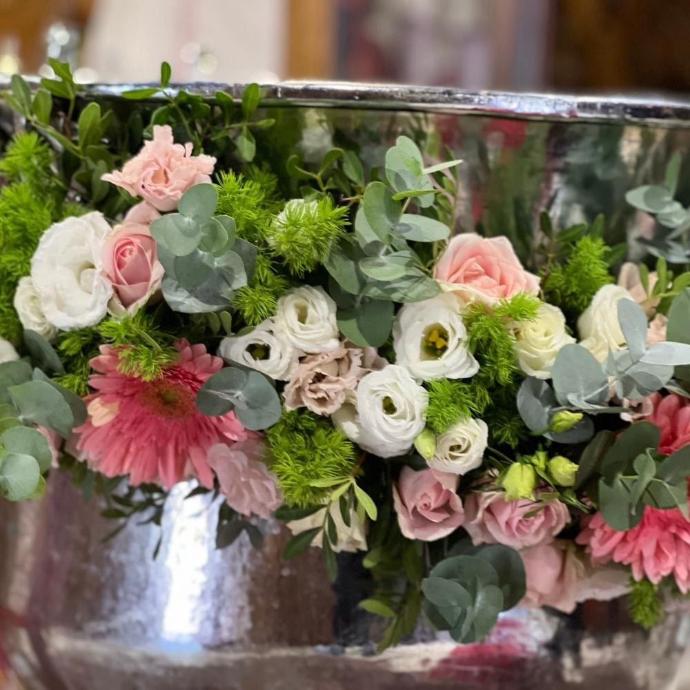 Ρομαντικός στολισμός κολυμπήθρας με λουλούδια