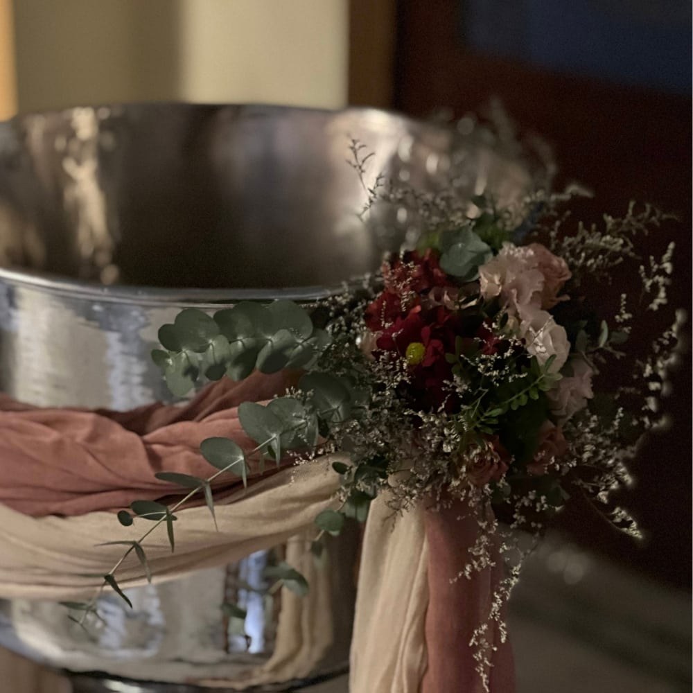 Στολισμός κολυμπήθρας για κορίτσι με υφάσματα και μπουκέτα λουλουδιών