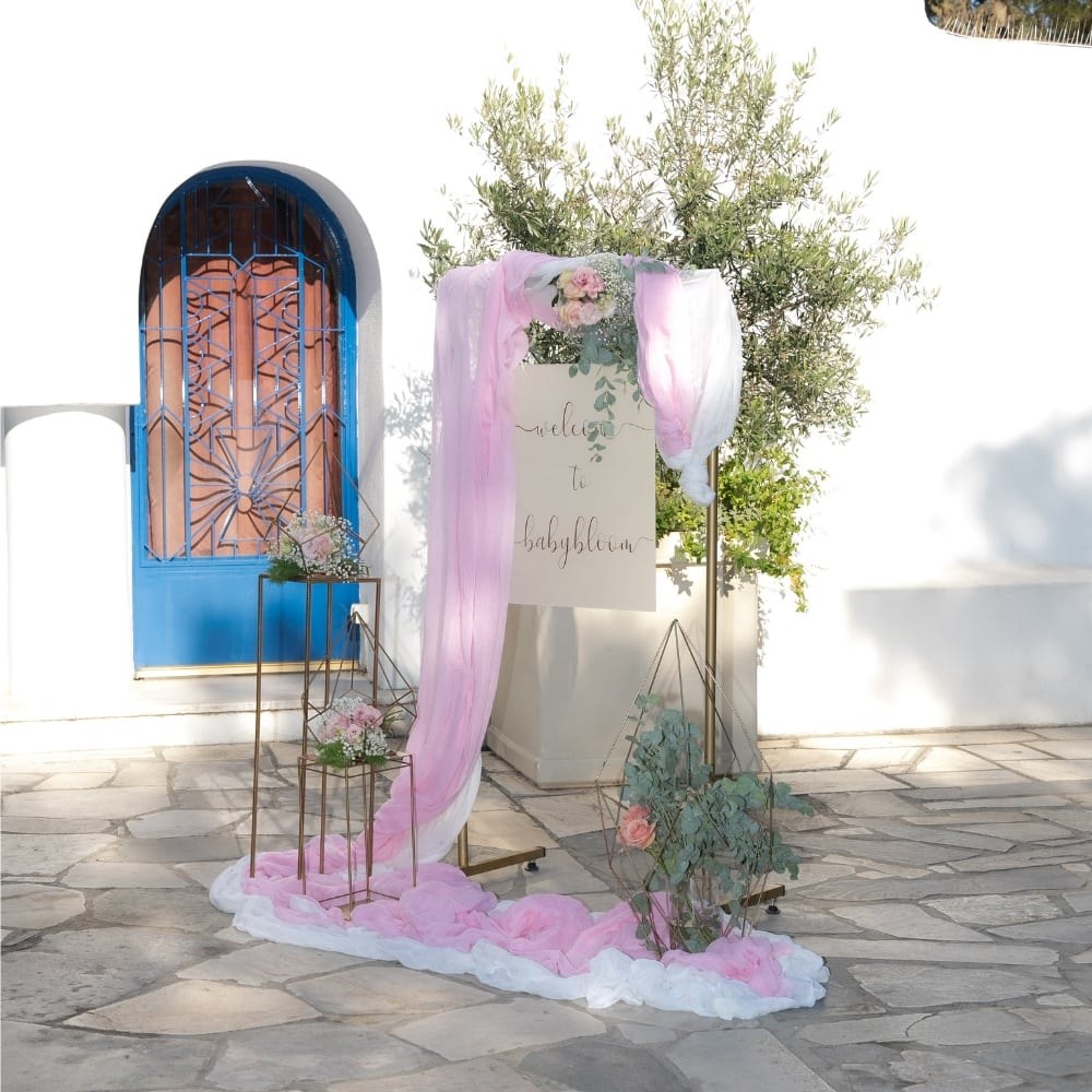 Ρομαντικός στολισμός βάπτισης για κορίτσι με λουλούδια