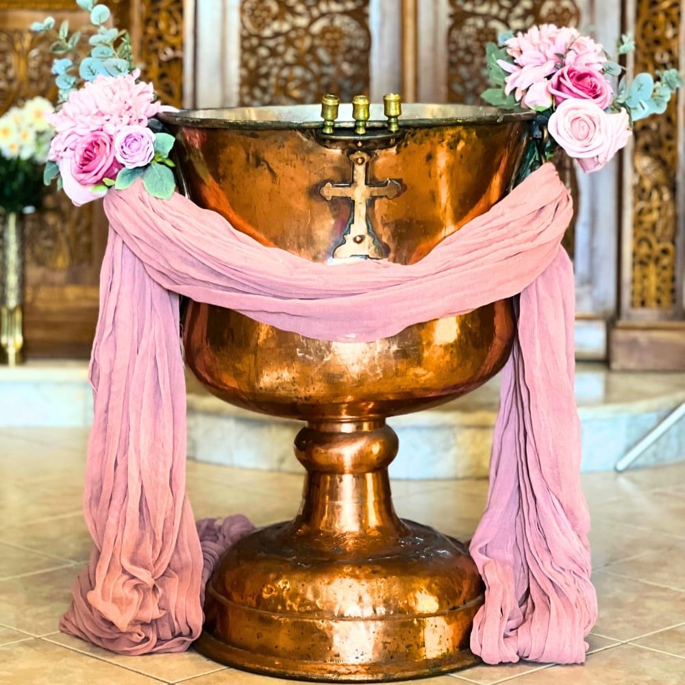 Ρομαντικός στολισμός κολυμπήθρας για κορίτσι με λουλούδια και υφάσματα