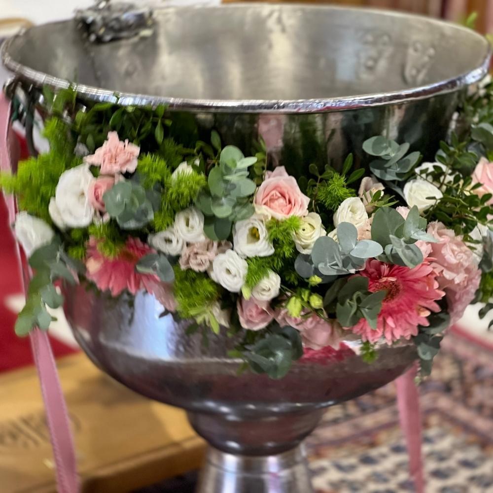 Ρομαντικός στολισμός κολυμπήθρας με λουλούδια