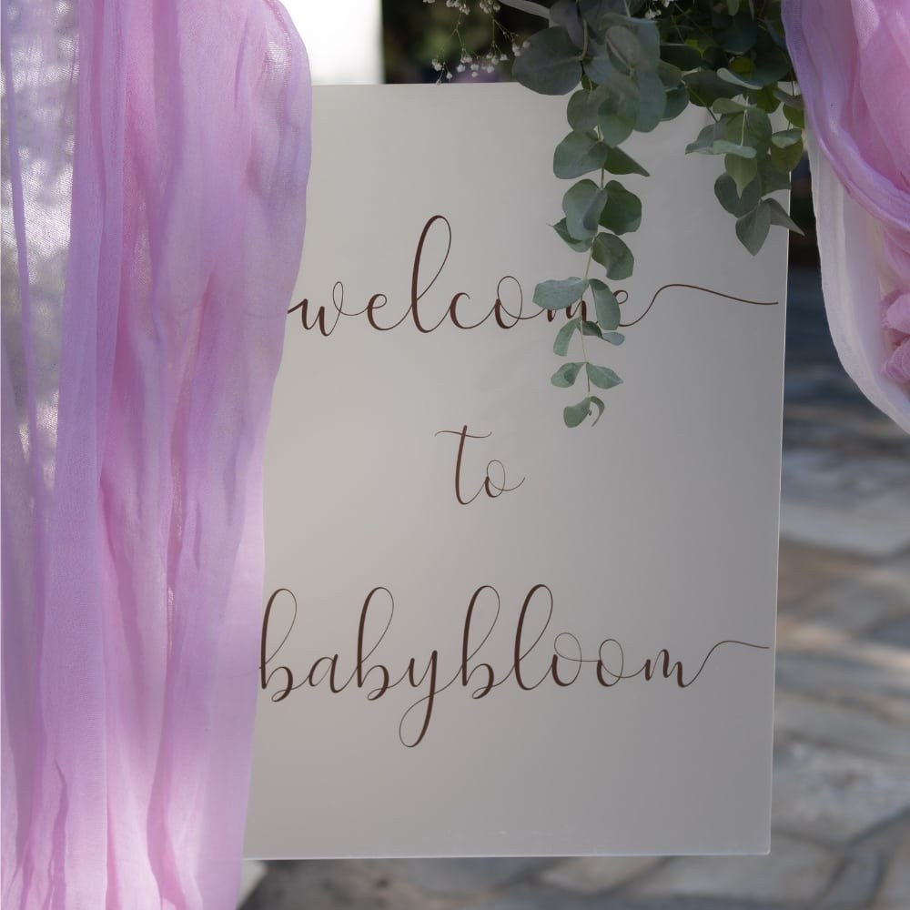 Ρομαντικός στολισμός βάπτισης για κορίτσι με λουλούδια