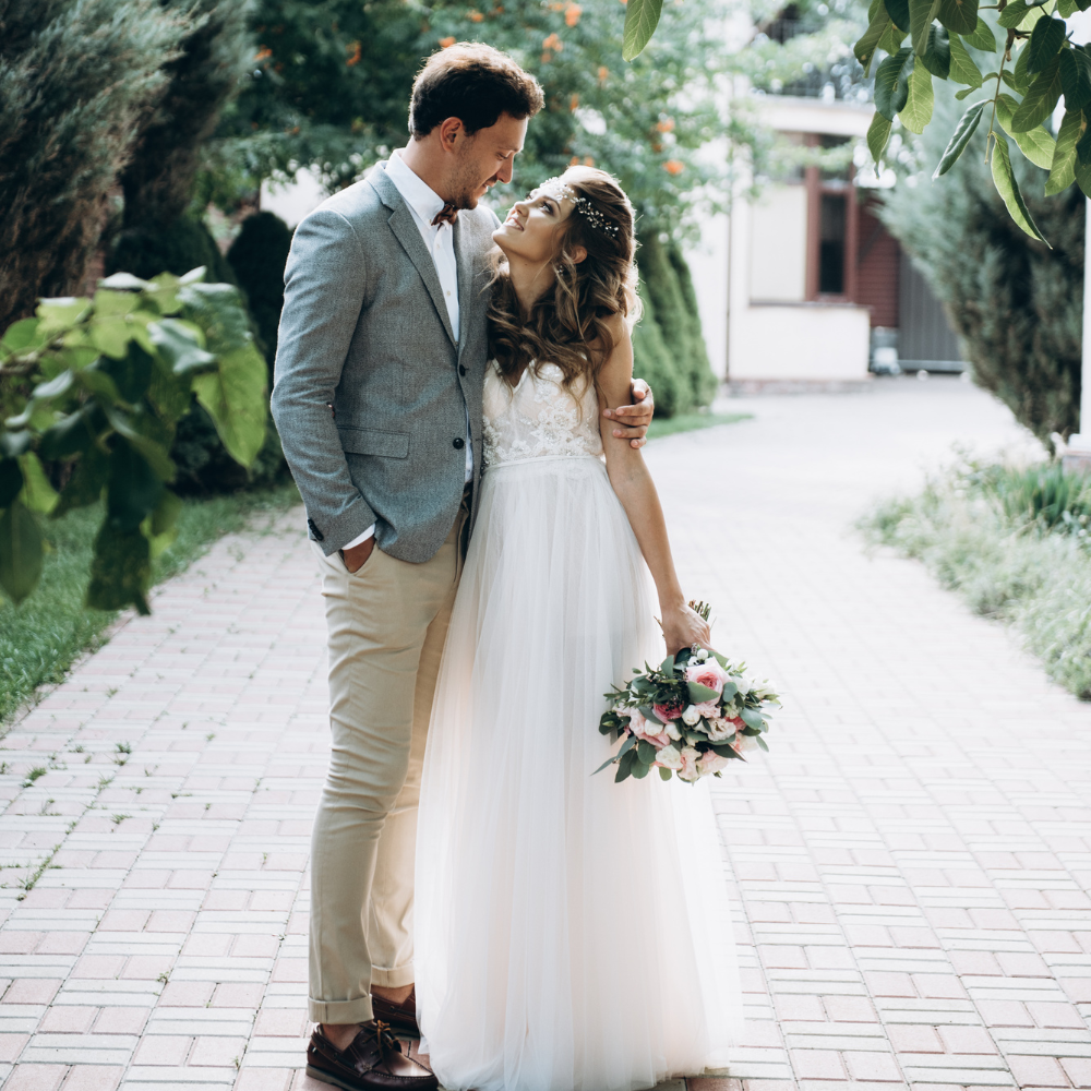 Διακόσμηση γάμου με λουλούδια και πολύγωνο