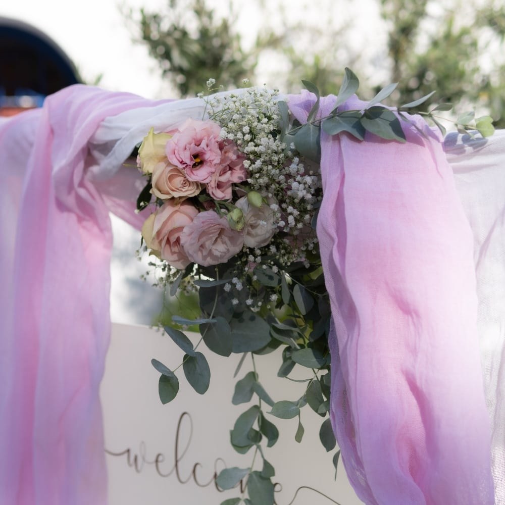 Ρομαντικός στολισμός βάπτισης για κορίτσι με λουλούδια