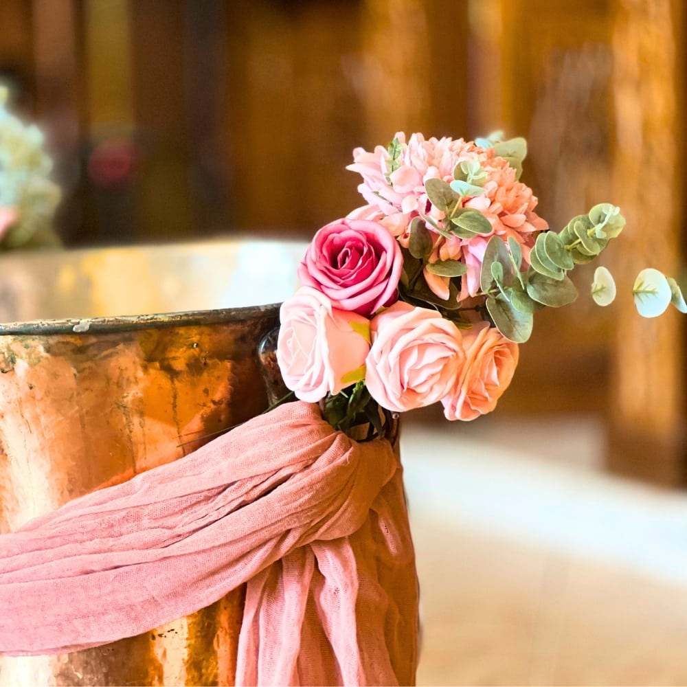 Ρομαντικός στολισμός κολυμπήθρας για κορίτσι με λουλούδια και υφάσματα