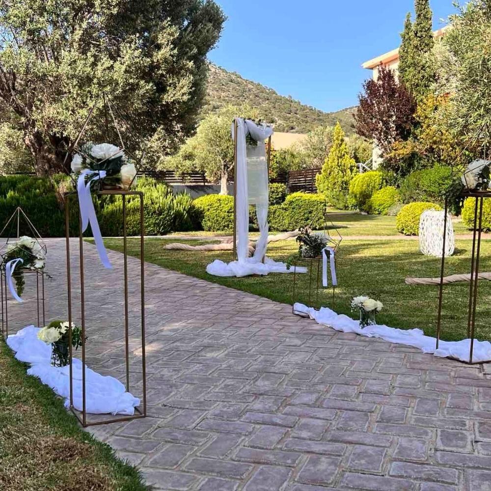 Διακόσμηση γάμου και βάπτισης - Θέμα χρυσά γεωμετρικά σχήματα με λευκά άνθη