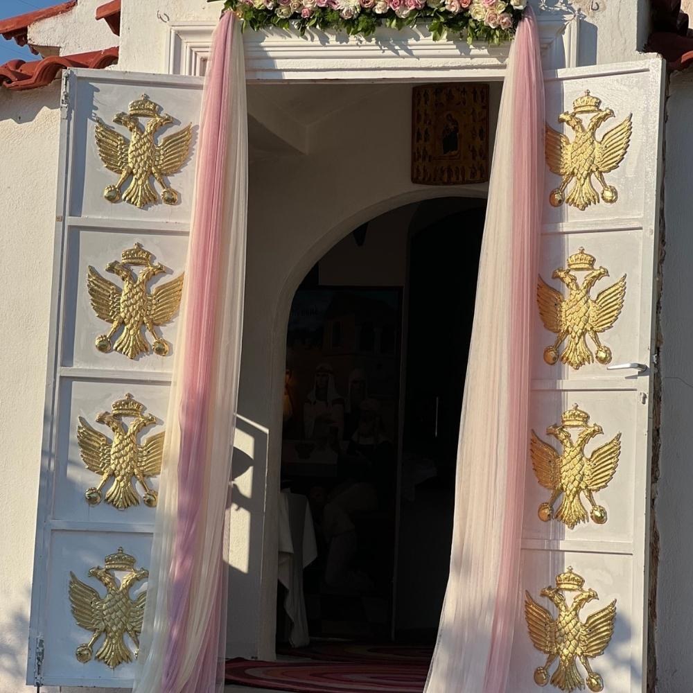 Διακόσμηση γάμου με χρυσά στοχεία