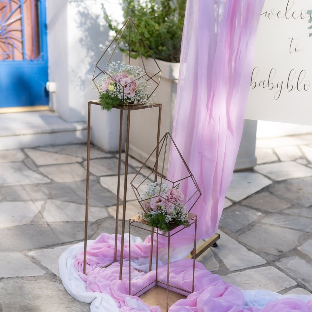 Ρομαντικός στολισμός βάπτισης για κορίτσι με λουλούδια