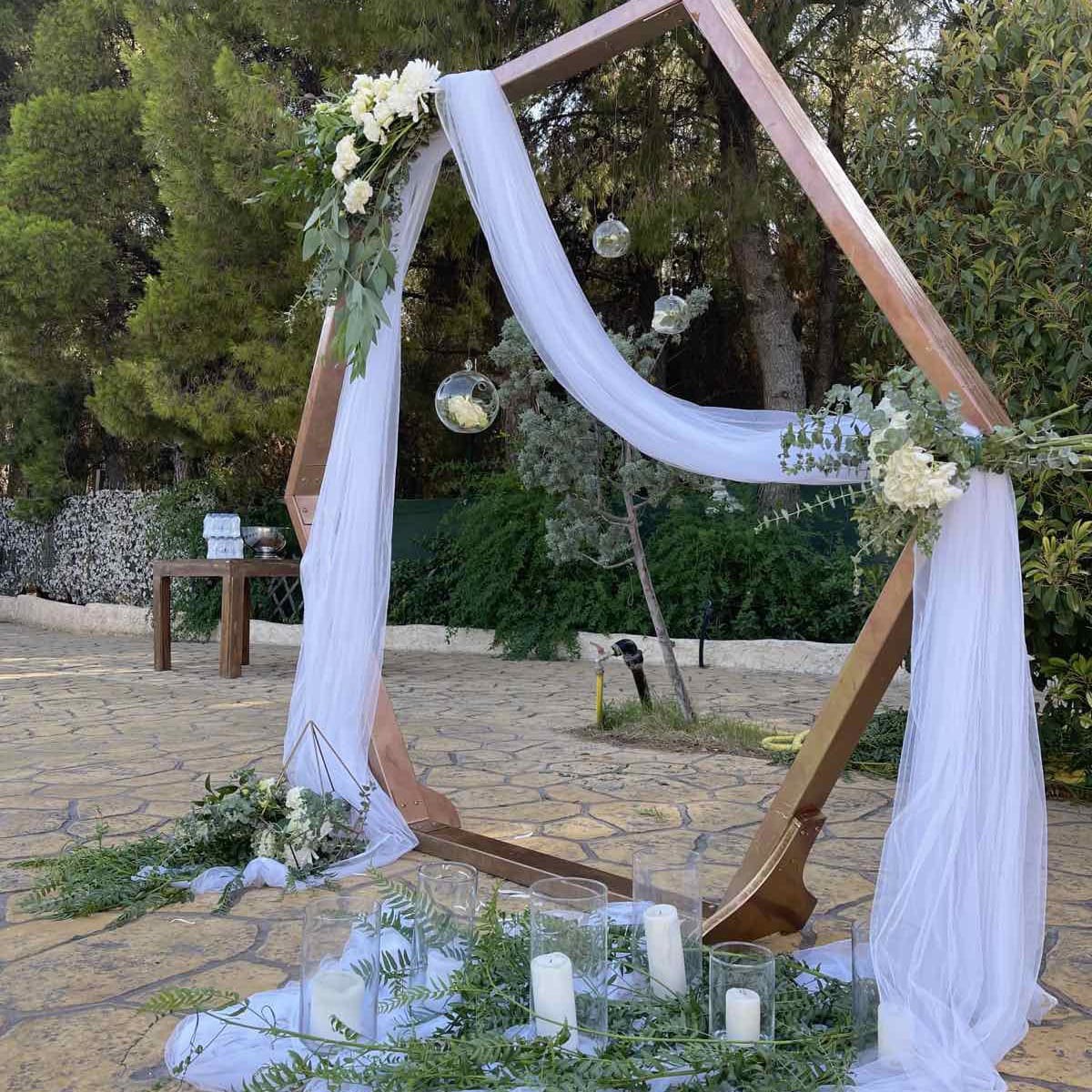 Ο στολισμός γάμου του Νίκου και της Βούλας