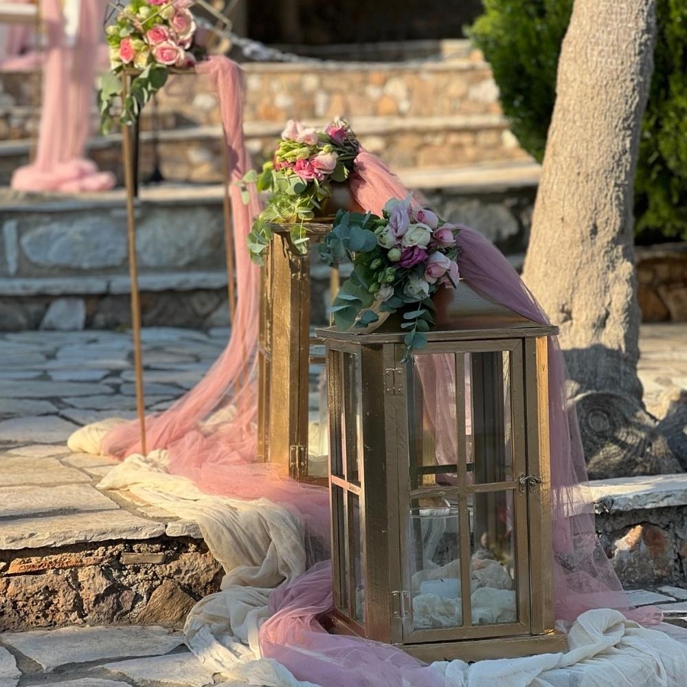 Διακόσμηση γάμου με χρυσά στοχεία