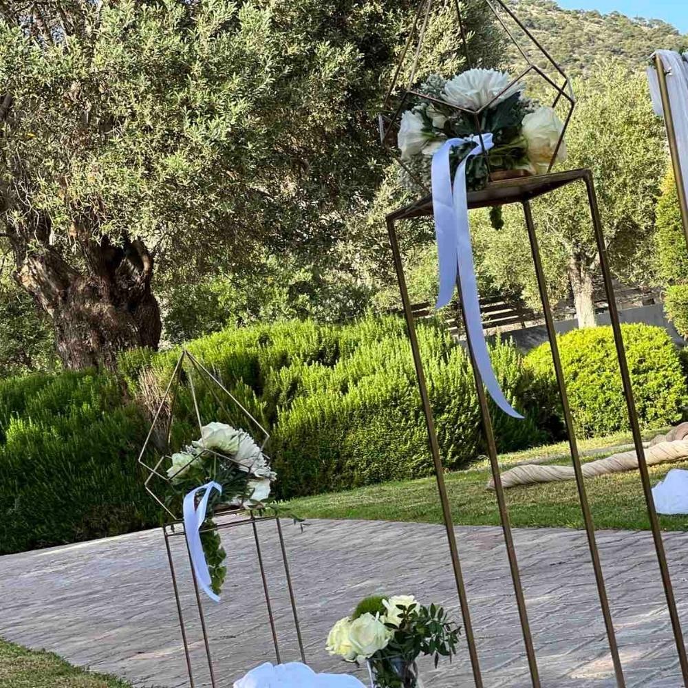 Διακόσμηση γάμου και βάπτισης - Θέμα χρυσά γεωμετρικά σχήματα με λευκά άνθη