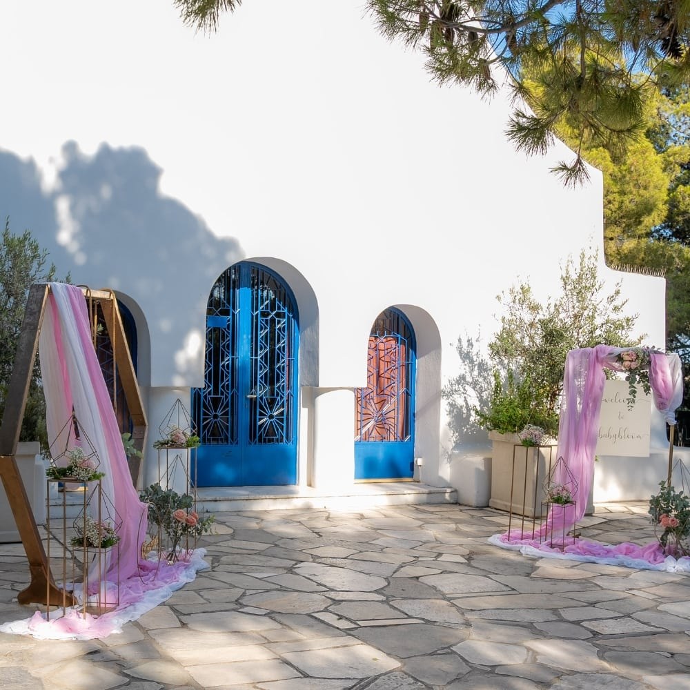 Ρομαντικός στολισμός βάπτισης για κορίτσι με λουλούδια