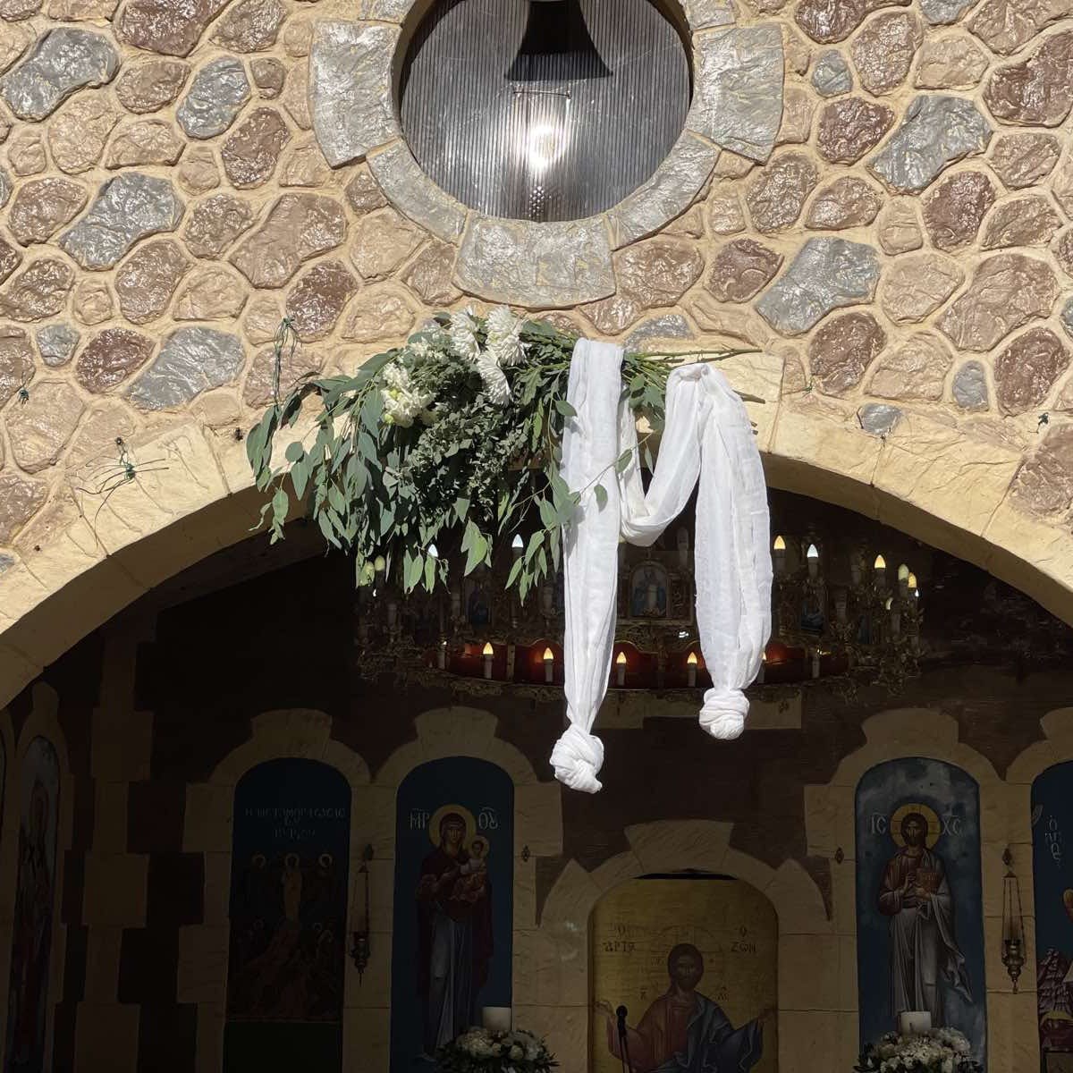 Ο στολισμός γάμου του Νίκου και της Βούλας