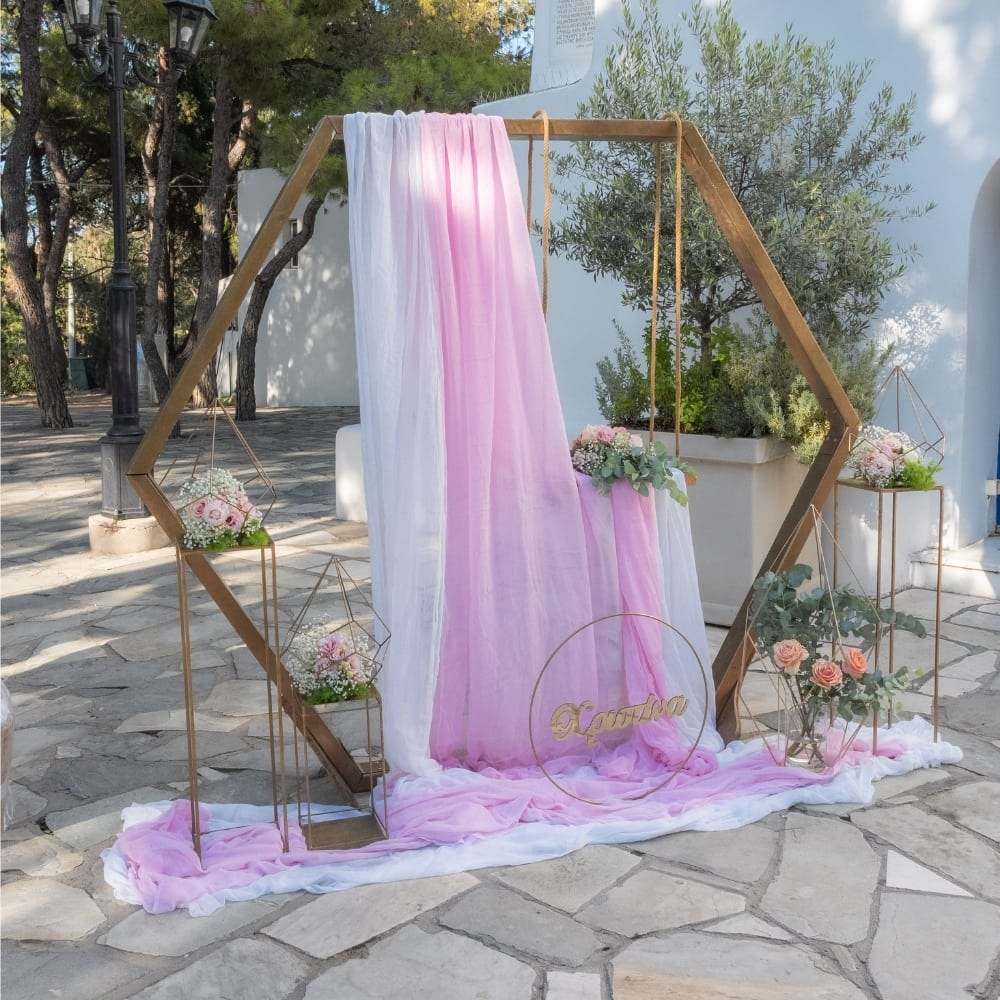 Ρομαντικός στολισμός βάπτισης για κορίτσι με λουλούδια