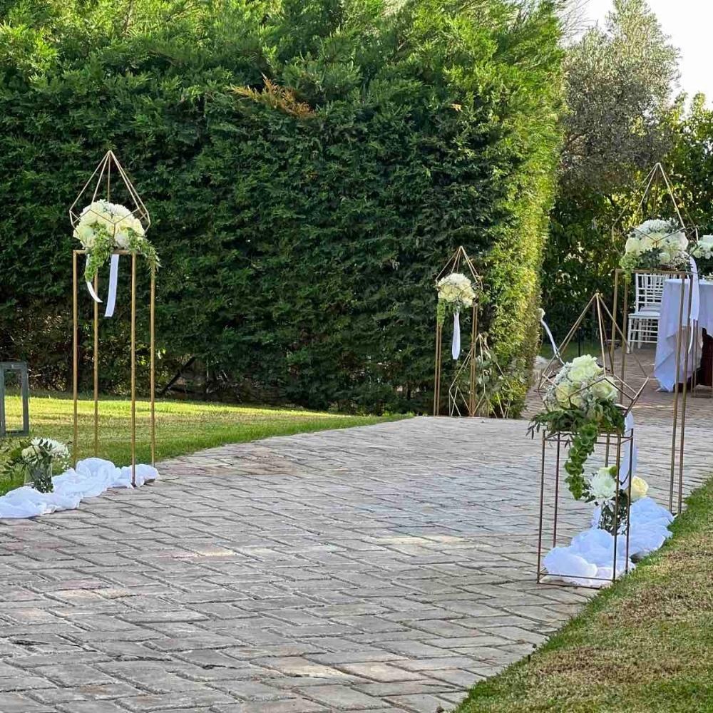 Διακόσμηση γάμου και βάπτισης - Θέμα χρυσά γεωμετρικά σχήματα με λευκά άνθη