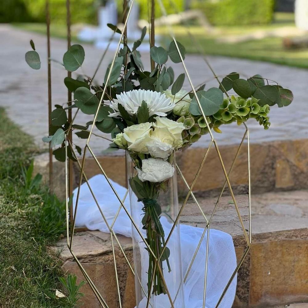 Διακόσμηση γάμου και βάπτισης - Θέμα χρυσά γεωμετρικά σχήματα με λευκά άνθη