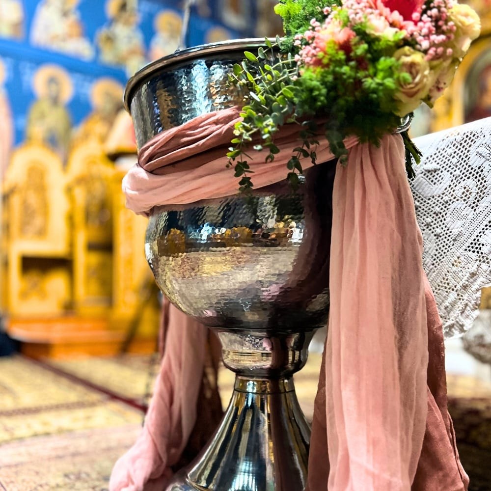 Στολισμός κολυμπήθρας με υφάσματα και λουλούδια