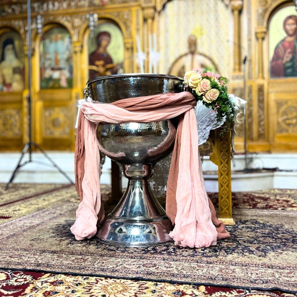 Στολισμός κολυμπήθρας με υφάσματα και λουλούδια