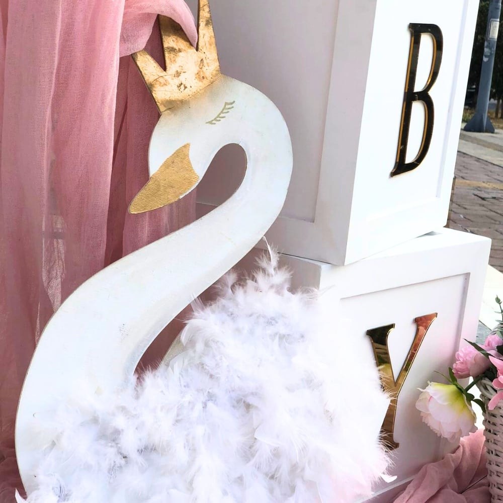 Στολισμός βάπτισης για κορίτσι με θέμα τον κύκνο