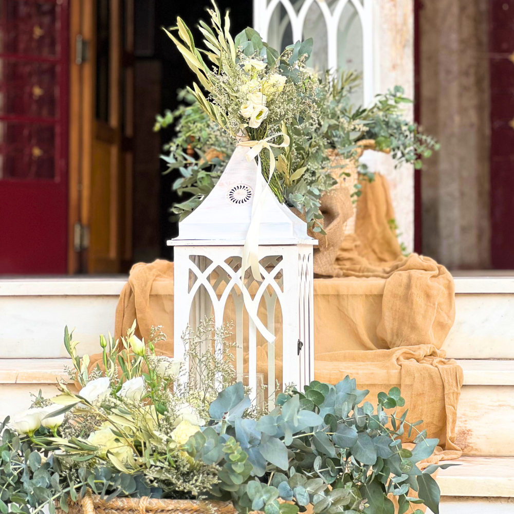 Στολισμός εκκλησίας για γάμο με ελιά