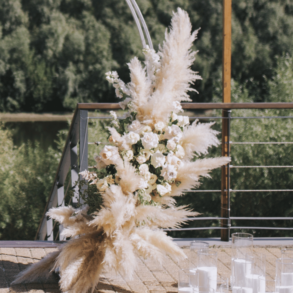 Διακόσμηση γάμου boho με αψίδα και pampas grass