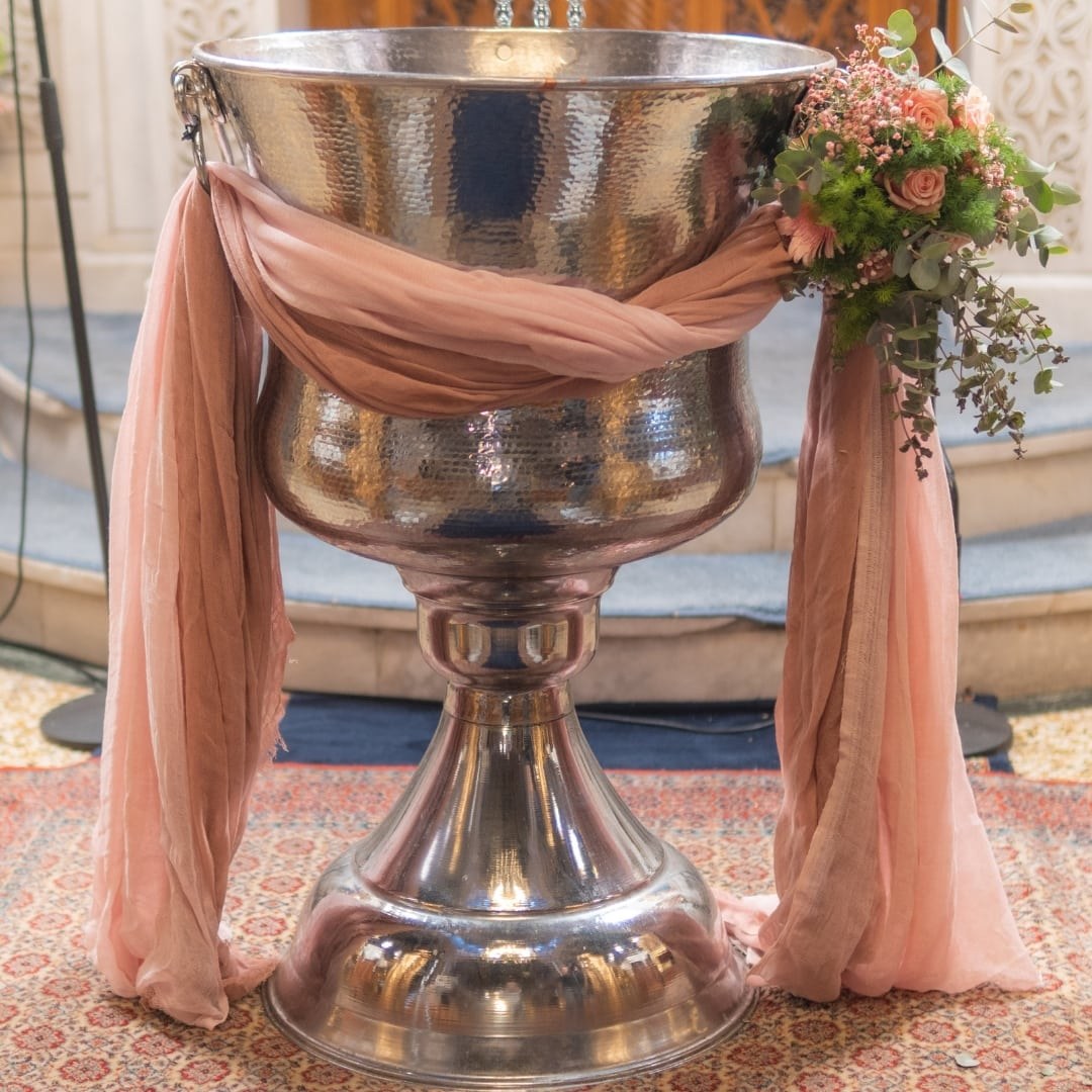 Ρομαντικός στολισμός κολυμπήθρας για κορίτσι με υφάσματα και μπουκέτο λουλουδιών