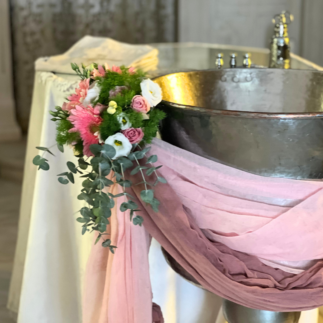 Στολισμός κολυμπήθρας για κορίτσι με υφάσματα και λουλούδια